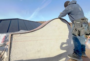 Curve on top of Spanish parapet