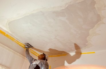 Molding plaster and lime.